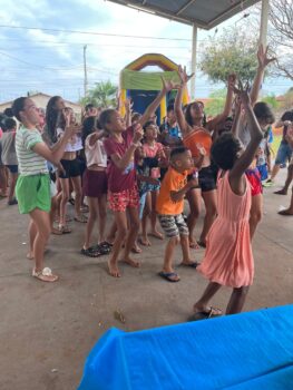 WhatsApp Image 2025-10-12 at 18.51.04 A Associação de Moradores do Bairro Zequinha Amêndola realizou no domingo (12), a sua tradicional Festa das Crianças.