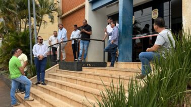 Um grupo formado por 10 vereadores da Câmara Municipal de Barretos registrou um boletim de ocorrência de injúria na manhã de ontem, no Plantão Policial na Seccional de Polícia.