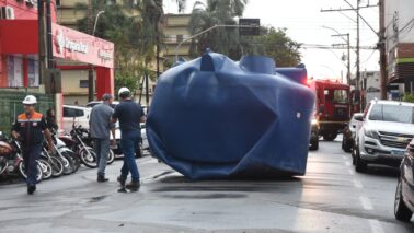 Caixas d’água caem de prédio em obras durante temporal que atingiu a cidade