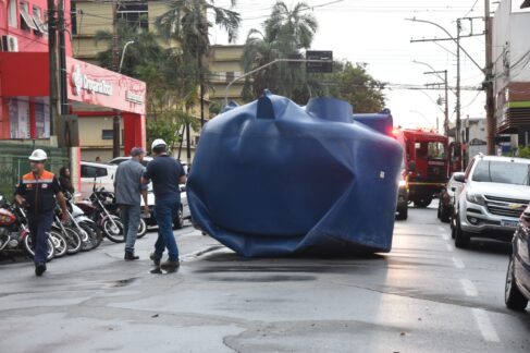 Caixas d’água caem de prédio em obras durante temporal que atingiu a cidade