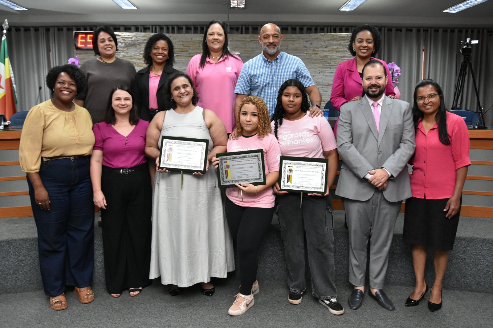 Câmara homenageia integrantes do projeto Garota Brilhantes