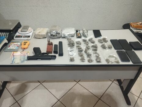 Polícia Militar apreende drogas e arma durante ação de combate ao tráfico (Foto: O Diário de Barretos)
