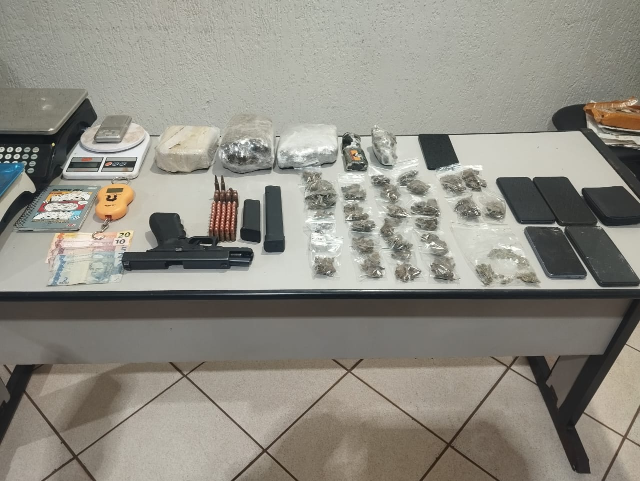 Polícia Militar apreende drogas e arma durante ação de combate ao tráfico