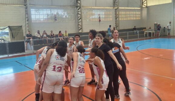 A equipe feminina do Colégio FEB/APAB Barretos pode garantir hoje (18), às 16h, no Cemepe América