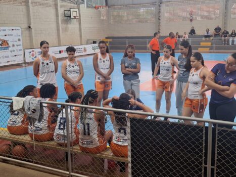 As meninas da equipe de basquete feminino do Colégio FEB/APAB Barretos voltam a jogar hoje (30), em São Bernardo do Campo, pela fase de playoff do Campeonato Paulista Sub-13.