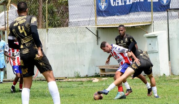 O Campeonato Amador Varzeano promovido pela Liga Barretense de Futebol prosseguiu neste domingo (19), com jogos válidos pelas Séries A e B.