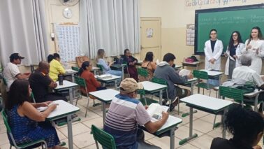PREVENÇÃO: Estudantes durante orientação a alunos do curso de educação de jovens e adultos Universitários levam prevenção a estudantes do EJA