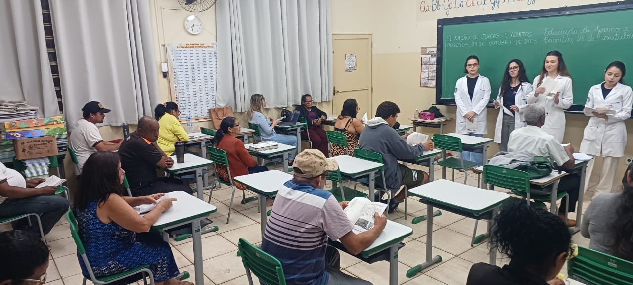 Universitários levam prevenção a estudantes do EJA