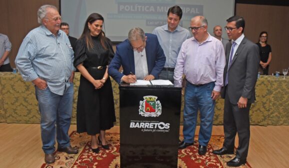 Em solenidade realizada no teatro Anna Hora Prata da Faculdade de Medicina de Barretos Foi assinado o decreto que regulamenta a lei número 7.195, de 21 de agosto de 2025, que instituiu a Política Municipal de Produtos com Efeitos Medicinais de Cannabis Medicinal.