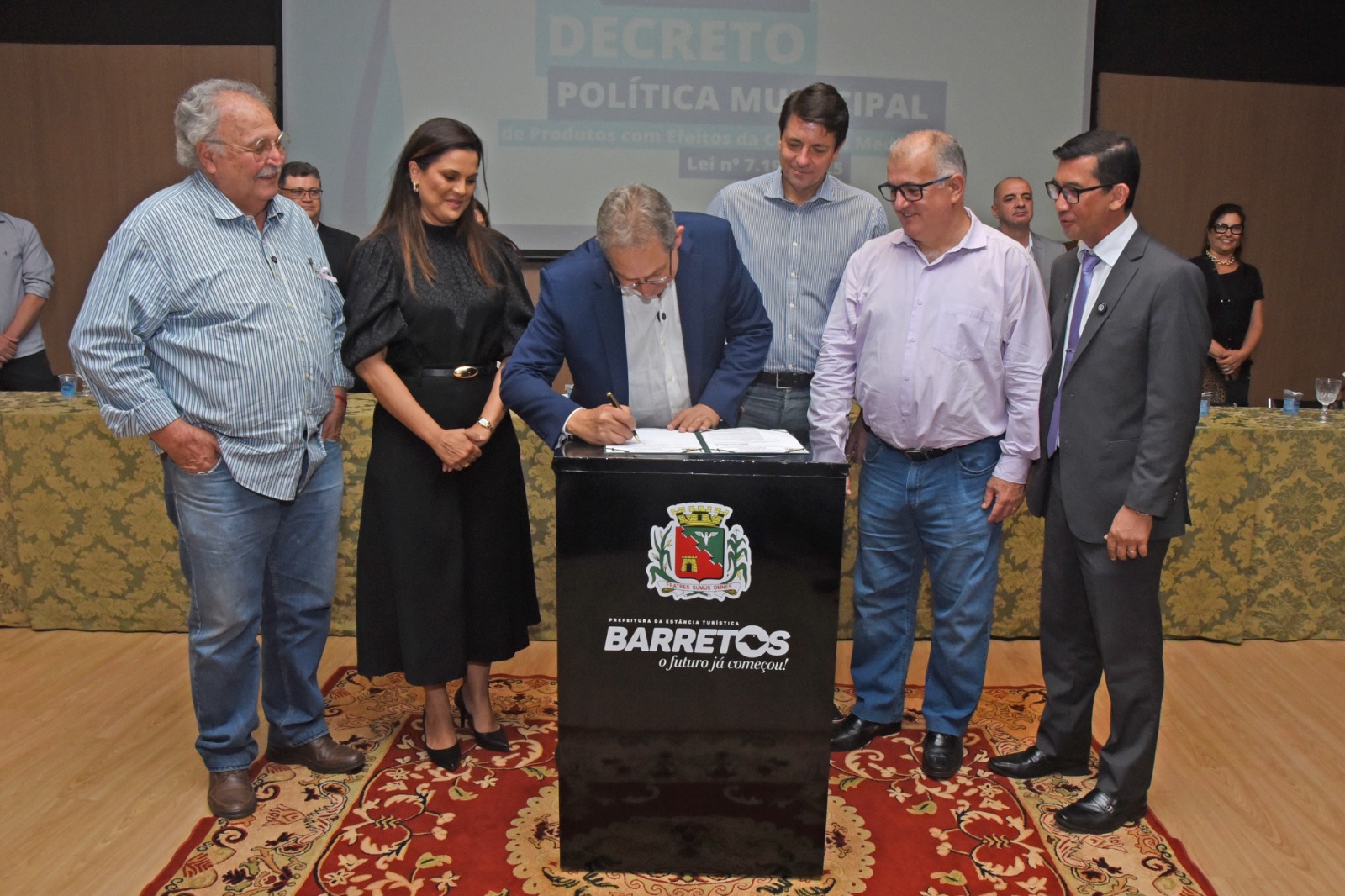 Decreto que permite uso da Cannabis Medicinal é assinado pelo prefeito  