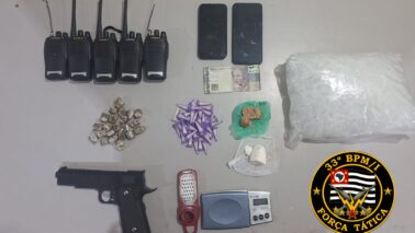 Suspeitos são detidos durante ação policial no Luís Spina (Foto: O Diário de Barretos)