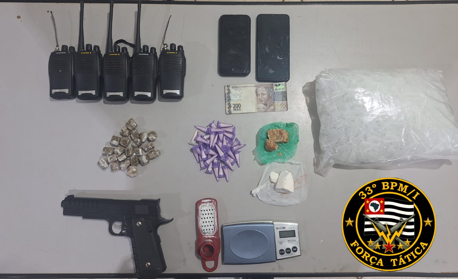 Suspeitos são detidos durante ação policial no Luís Spina 
