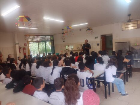 O professor de Karate, sensei Silvio Rodrigues, ministrou na segunda-feira (27), uma palestra na Escola Municipal Cristiano Carvalho, bairro Nogueira.