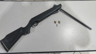 Caldeireiro é preso por dano e posse ilegal de arma de fogo e munição (Foto: O Diário de Barretos)