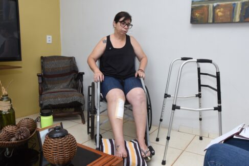 Após acidente com fio solto e cirurgia, secretária faz apelo