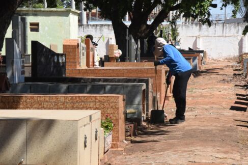 Manutenção em túmulos para Finados só até esta quinta-feira