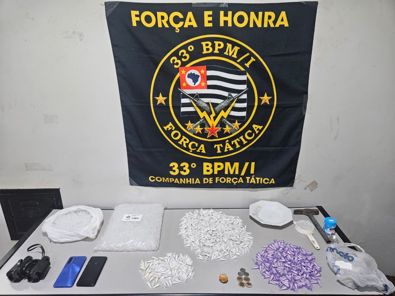 Polícia Militar detém quatro e apreende mais de meio quilo de drogas 