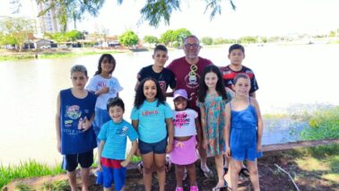 LAZER: Neves junto as crianças e adolescentes na tarde de pescaria no Parque dos Lagos Pacientes têm tarde de pescaria no Parque dos Lagos