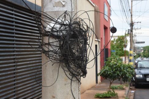 Empresa afirma que notifica operadoras sobre cabos e fios de telefonia