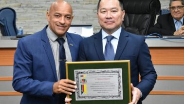 A Câmara Municipal de Barretos entregou em sessão solene na noite de quinta (30), o Título de Cidadão Honorário de Barretos, ao médico ortopedista do Hospital São Jorge dr. Thomas Jo Kurita.