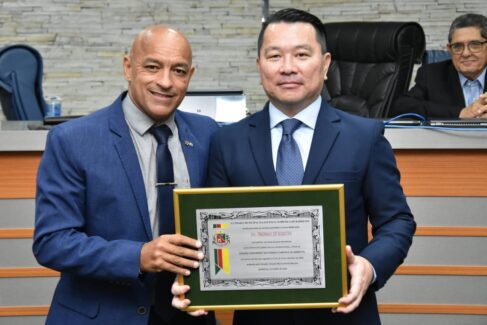 A Câmara Municipal de Barretos entregou em sessão solene na noite de quinta (30), o Título de Cidadão Honorário de Barretos, ao médico ortopedista do Hospital São Jorge dr. Thomas Jo Kurita.