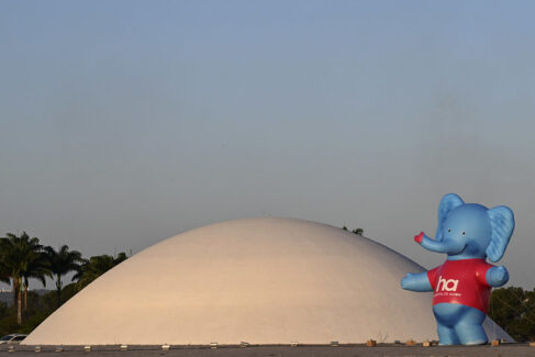 Mascote do Hospital de Amor está instalado na cúpula do Congresso Nacional (Foto: Agência Senado)