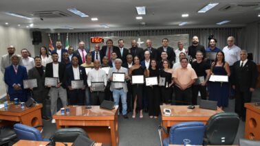 Educadores físicos com vereadores e convidados na sessão de solene (Foto: Comunicação Câmara)