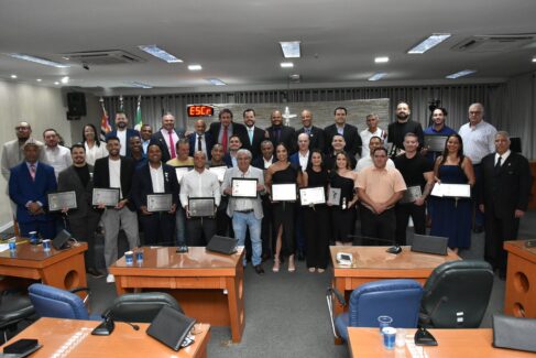 Educadores físicos com vereadores e convidados na sessão de solene (Foto: Comunicação Câmara)
