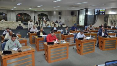 Em sessão ordinária nesta segunda (13), com a presidência do vereador Luis Paulo Vieira, “Lupa”, a Câmara Municipal de Barretos discutiu 16 matérias, entre eles, oito projetos de lei, 1 projeto de Lei Complementar e seis projetos de Decreto Legislativo.