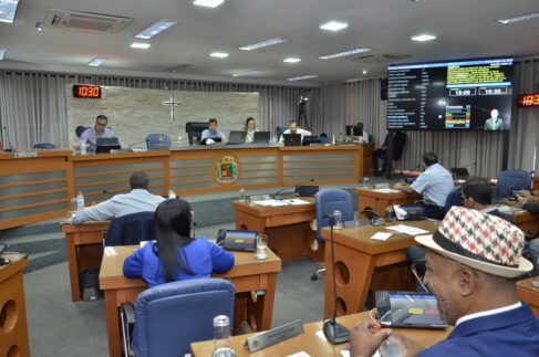 Vereadores durante sessão ordinária realizada na manhã de sexta-feira (Foto: Comunicação Câmara) Vereadores durante sessão ordinária realizada na manhã de sexta-feira (Foto: Comunicação Câmara)