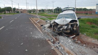 Avenida das Nações é um dos locais em que carro derrubou postes de energia (Foto: Arquivo)