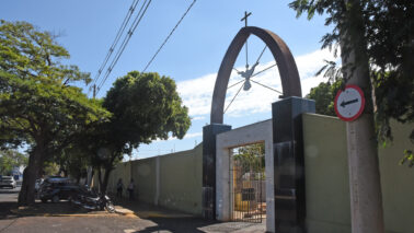 Barbeiro denuncia violação de túmulo no Cemitério Municipal (Foto: O Diário de Barretos)