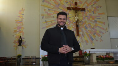 O padre Emerson Silva, pároco da Paróquia São Benedito, afirmou em entrevista ao Jornal da Manhã, que as missas na véspera e no dia do Natal são celebrações indispensáveis.