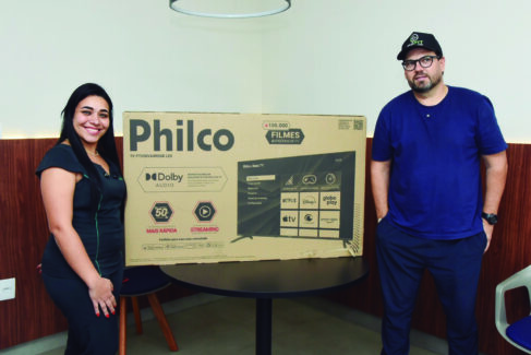PRÊMIO: Larissa foi sorteada com a TV após retirar cupom na Academia OH Fit do empresário Lucas GMB entrega TV como prêmio de promoção