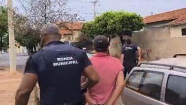 Homem é detido pela Ronda Municipal após invadir UBS em Barretos (Foto: O Diário de Barretos)