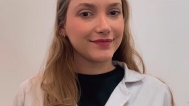 Ana Júlia Lazarin Torrezan, estudante do 8º período do curso de medicina da FACISB, orientada pela profª Barbara Sgavioli  Massucato Entre sonhos e solidão: os bastidores silenciosos da formação médica