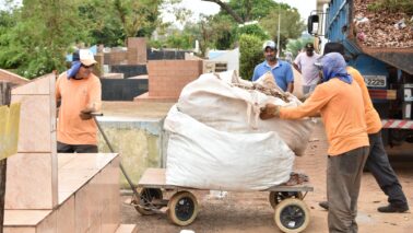 Trabalho de limpeza e conservação do Cemitério reuniu equipes do município