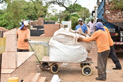 Trabalho de limpeza e conservação do Cemitério reuniu equipes do município