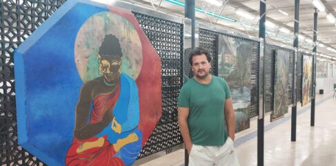 Luciano convida para a exposição de quadros de sua autoria no centro universitário (Foto: Divulgação)