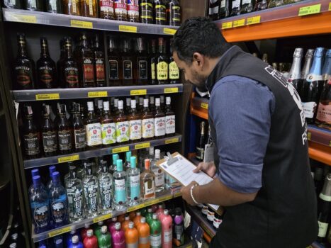 Fiscalização de bebidas alcoólicas realizada pelo Procon em Barretos (Foto: Divulgação)