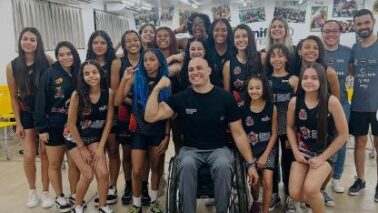 As jogadoras, comissão técnica e diretores da equipe de basquete feminino do Colégio FEB/APAB Barretos, participaram de uma palestra ministrada pelo barretense Fabrício Taveira