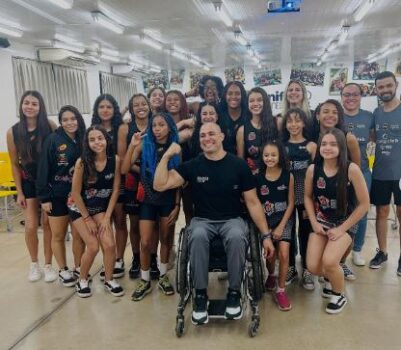 As jogadoras, comissão técnica e diretores da equipe de basquete feminino do Colégio FEB/APAB Barretos, participaram de uma palestra ministrada pelo barretense Fabrício Taveira