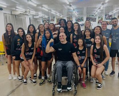 As jogadoras, comissão técnica e diretores da equipe de basquete feminino do Colégio FEB/APAB Barretos, participaram de uma palestra ministrada pelo barretense Fabrício Taveira