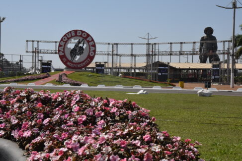Já estão sendo vendidos os passaportes Parque/Rodeio/Show e Área Vip para a 71ª Festa do Peão de Boiadeiro de Barretos.
