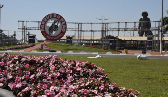 Já estão sendo vendidos os passaportes Parque/Rodeio/Show e Área Vip para a 71ª Festa do Peão de Boiadeiro de Barretos.