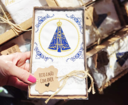 Exposição de artesanato no shopping em homenagem a Padroeira do Brasil