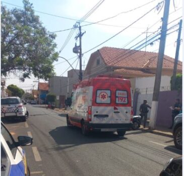 Fios caídos em via pública provocam queda de motociclista na área central