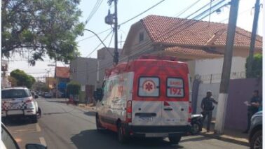 Fios caídos em via pública provocam queda de motociclista na área central
