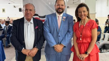 Itamar (centro) com Sebastião Misiara e Silvia Melo, dirigentes da UVESP (Foto: Divulgação)
