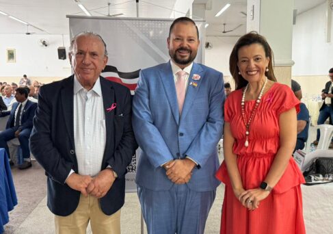 Itamar (centro) com Sebastião Misiara e Silvia Melo, dirigentes da UVESP (Foto: Divulgação)